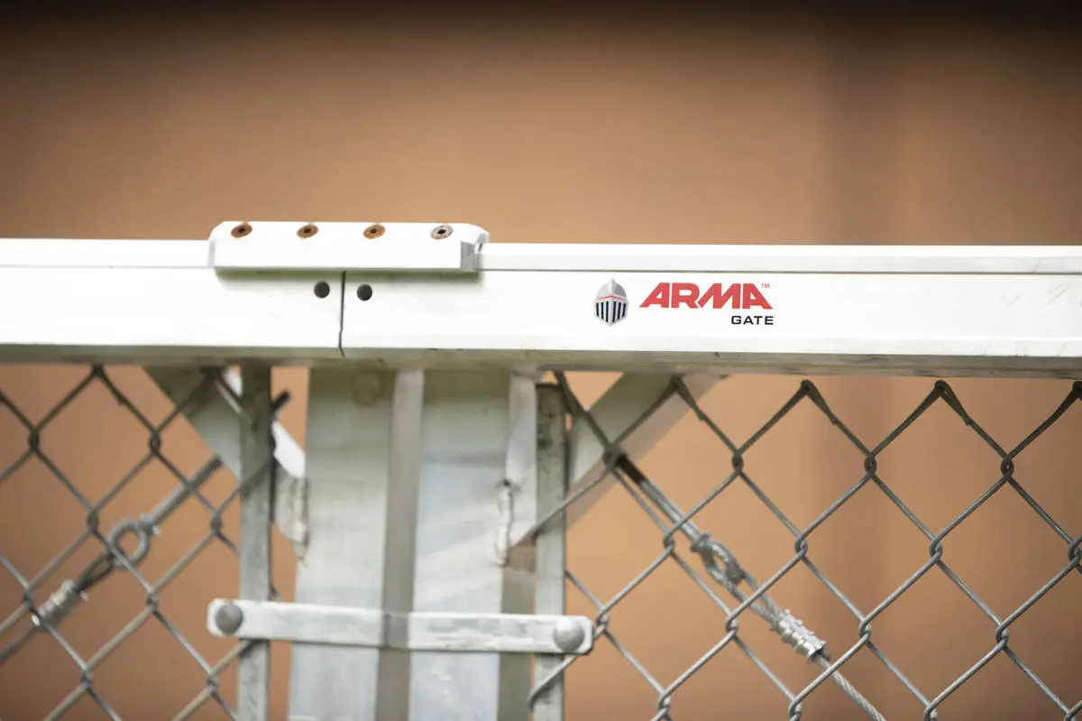 ARMA EC-142 single-track cantilever gate, view 3
