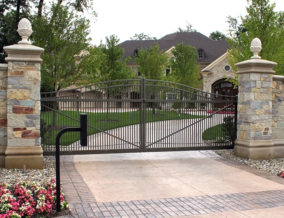 Barrette Cantilever Gates (Aluminum Classic/Contemporary, Chain Link)