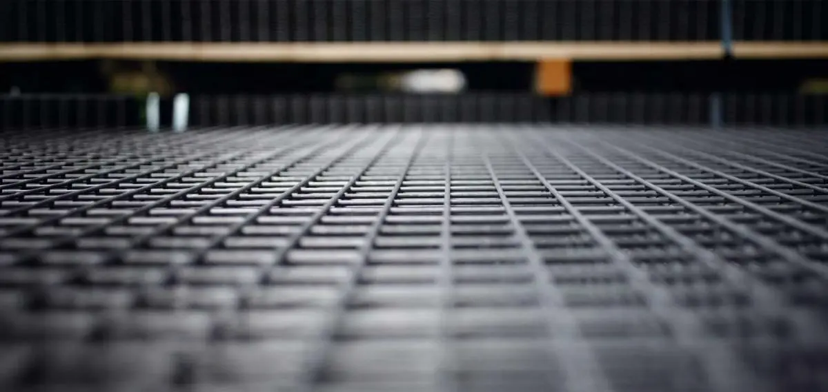 Welded wire mesh grid surface
