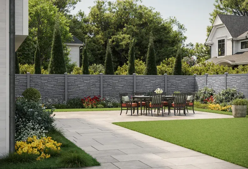 CRÉEZ VOTRE OASIS PRIVÉE outdoor dining area with pavers and molded privacy fence