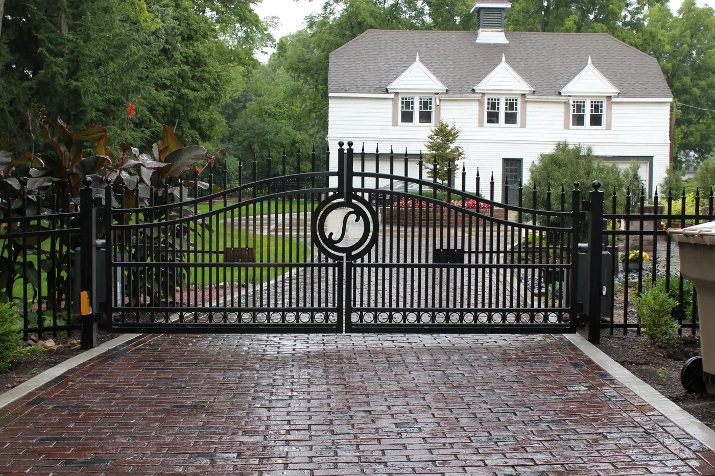 Catalyst Victoria double swing driveway gate on a brick drive
