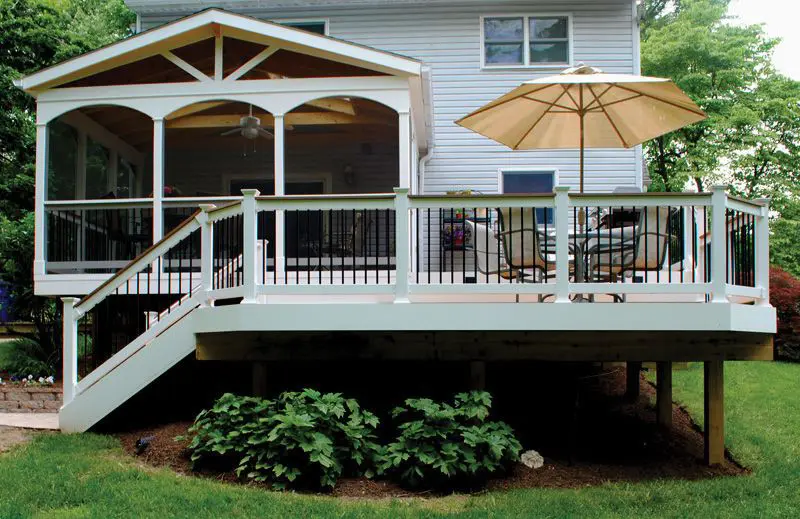 Envision Fairway vinyl railing on a covered deck and stairs
