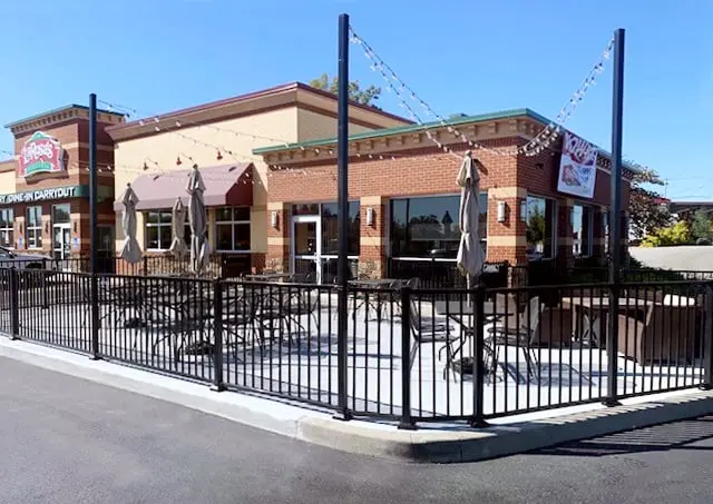 Highland steel fence around a restaurant patio