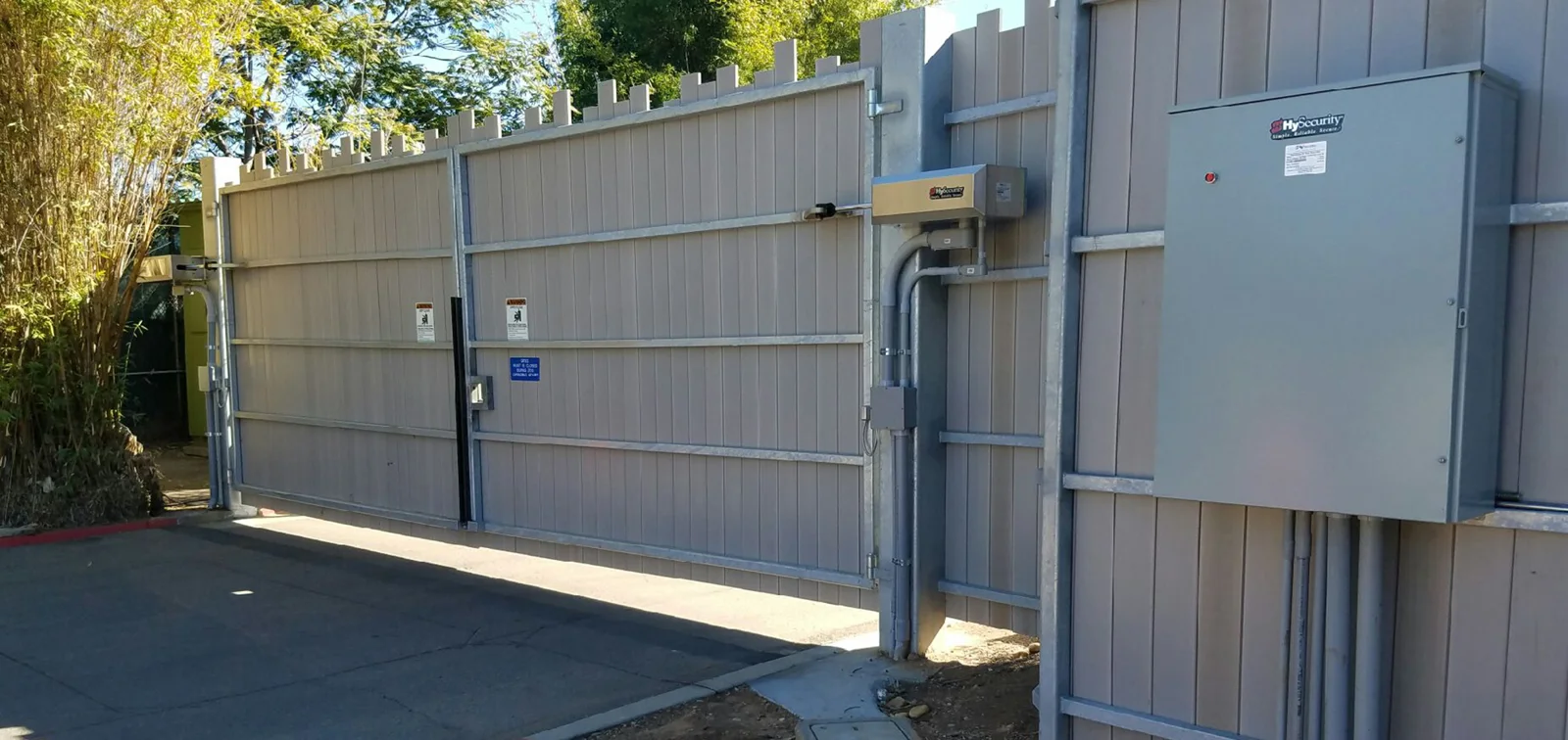 HySecurity HydraSwing hydraulic swing gate operator on a commercial gate