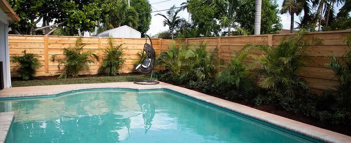 Horizontal slat fence along a swimming pool