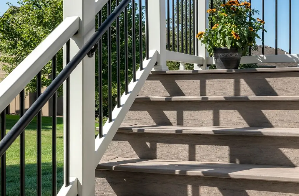 Trex enh missouri 025 rh enh railing wt stairs ada rail flowers Article Image Main