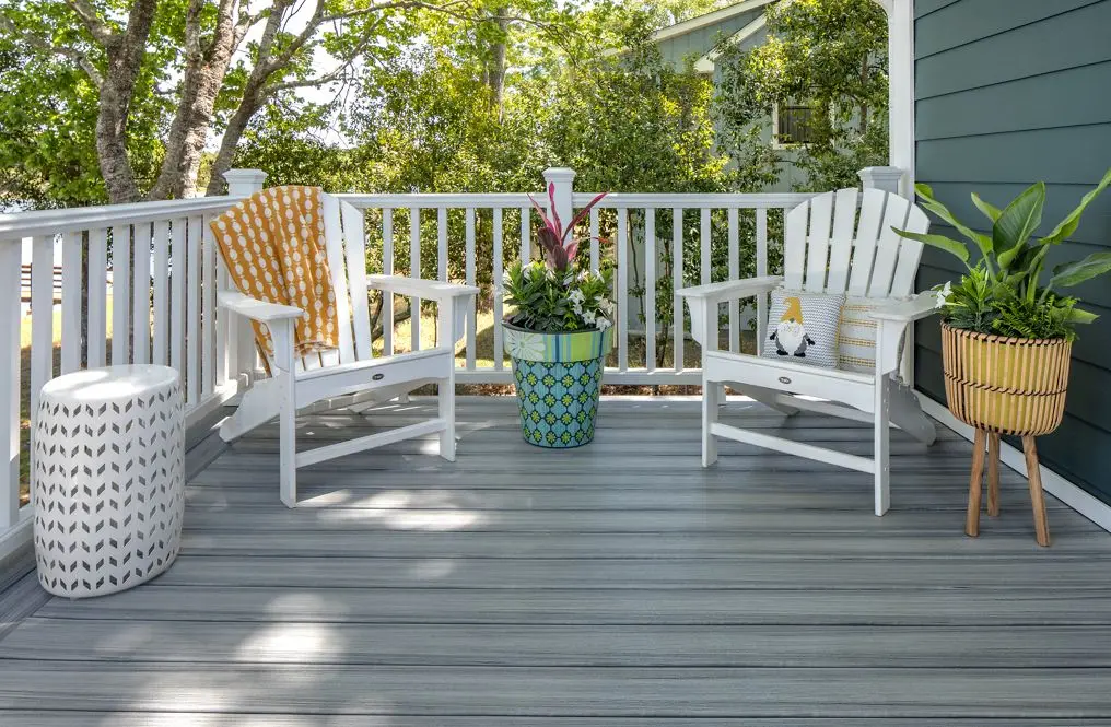 Trex enh oakisland 027 fw trn railing wt furniture chairs build 5 Article Image Main